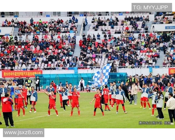 足球明星在异国街头的精彩瞬间与球迷互动的温馨故事